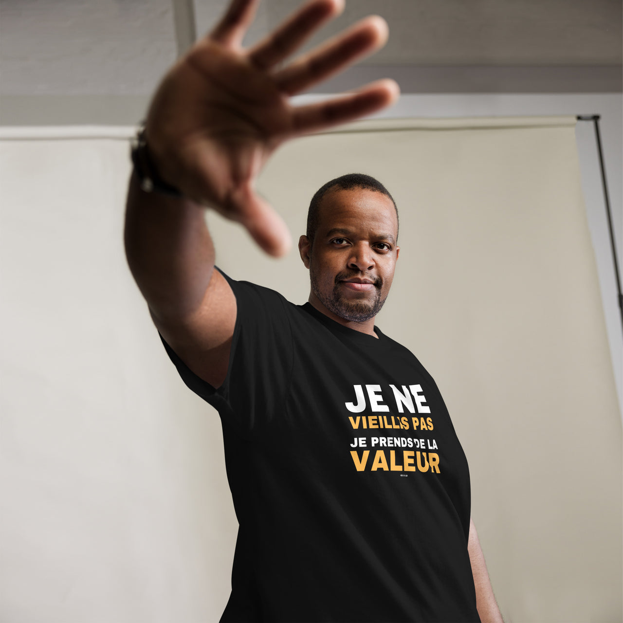 T-shirt classique noir - Je ne vieillis pas je prends de la valeur