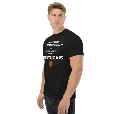 T-shirt cadeau humour pour un Portugais : Froler la perfection