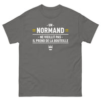 Thumbnail for T-shirt Normand bleu marine dos - Un homme qui prend de la bouteille