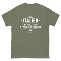 Thumbnail for T-shirt Un Italien ne vieillit pas il prend de la bouteille - cadeau humour Italie