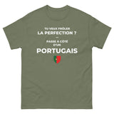 T-shirt cadeau humour pour un Portugais : Froler la perfection