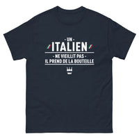 Thumbnail for T-shirt Un Italien ne vieillit pas il prend de la bouteille - cadeau humour Italie