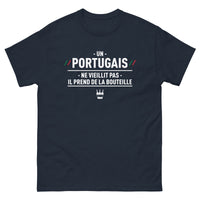 Thumbnail for T-shirt Portugal bleu marine dos - Un Portugais ne vieillit pas, il prend de la bouteille
