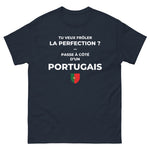 T-shirt cadeau humour pour un Portugais : Froler la perfection