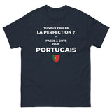 T-shirt cadeau humour pour un Portugais : Froler la perfection