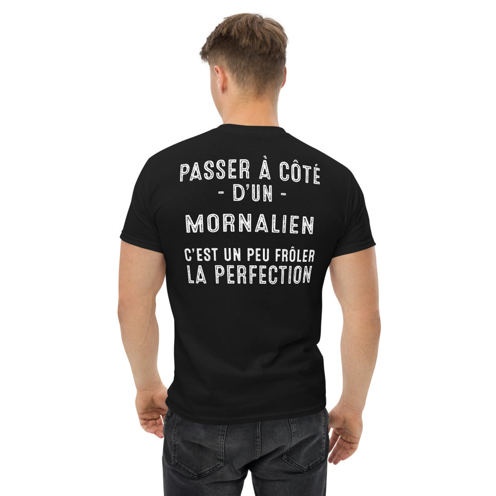 T-shirt noir Mornalien avec texte Frôler la perfection, vu de dos