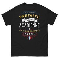 Thumbnail for T-shirt Acadienne noir - Je ne suis pas parfaite mais je suis Acadienne