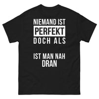 Thumbnail for T‑Shirt – Niemand ist perfekt, doch als Deutscher ist man nah dran