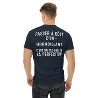 Thumbnail for T-shirt marine Brondillant avec texte Frôler la perfection, vu de dos