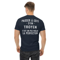 Thumbnail for T-shirt marine Troyen avec texte Frôler la perfection, vu de dos