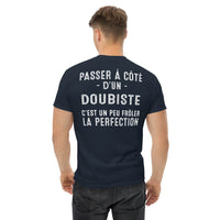 Thumbnail for T-shirt marine Doubiste avec texte Frôler la perfection, vu de dos