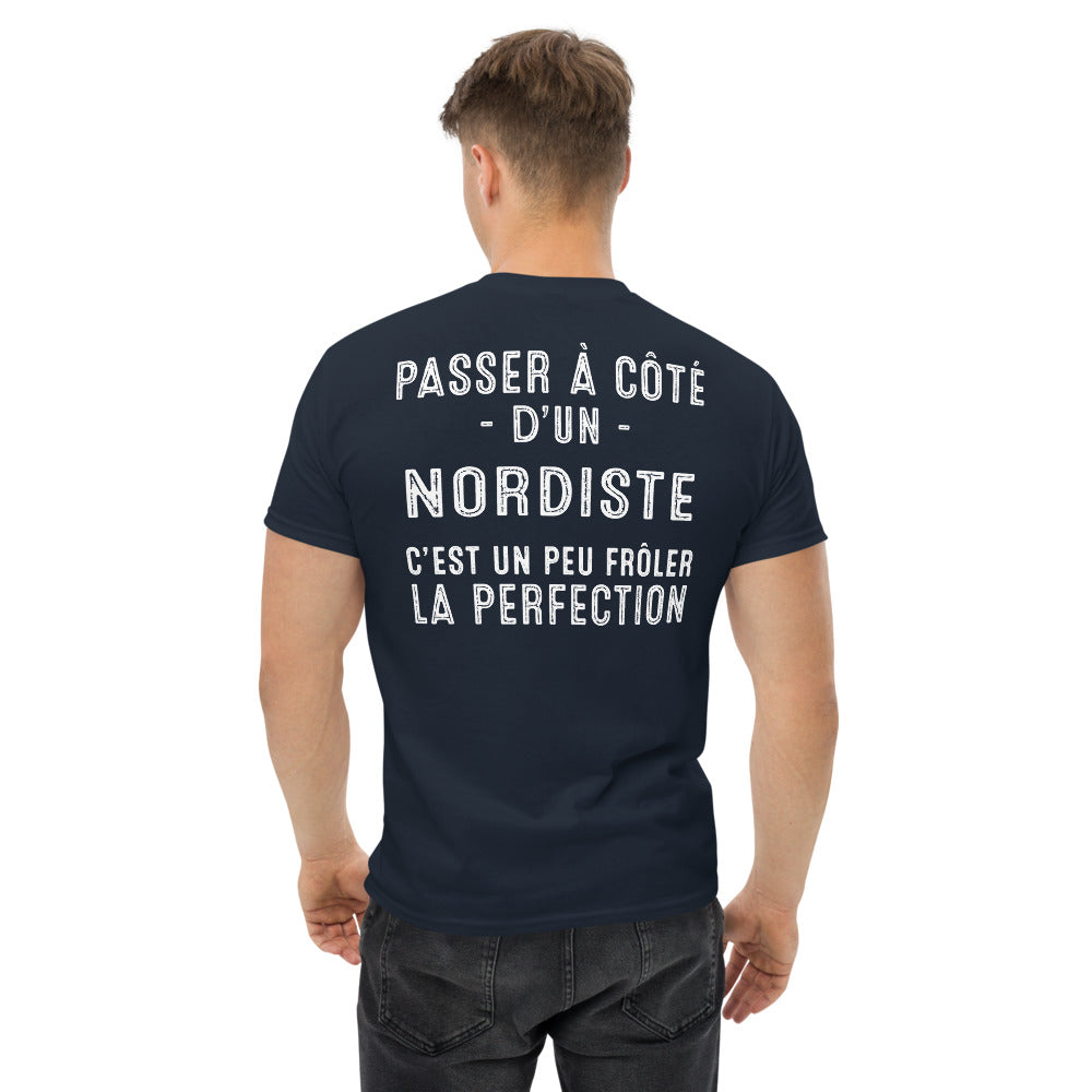 T-shirt marine Nordiste avec texte Frôler la perfection, vu de dos
