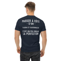 Thumbnail for T-shirt marine Tarn-et-Garonnais avec texte Frôler la perfection, vu de dos