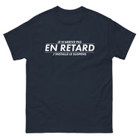 Thumbnail for T-shirt Je n'arrive pas en retard j'installe le suspens - Cadeau humour