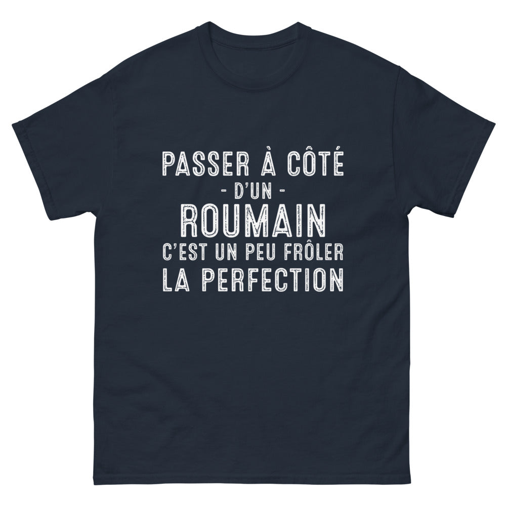 T-shirt Roumain marine - Passer à côté d'un Roumain frôle la perfection