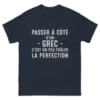 Thumbnail for T-shirt Méditerranée marine - Passer à côté d'un grec, c'est frôler la perfection