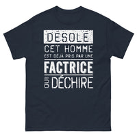 Thumbnail for T-shirt humour noir dos - Désolé cet homme est déjà pris par une factrice qui déchire