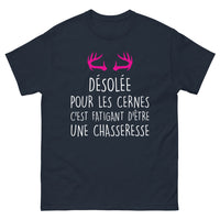 Thumbnail for T-shirt Chasseresse marine - Désolée pour les cernes, c'est fatigant d'être une chasseresse