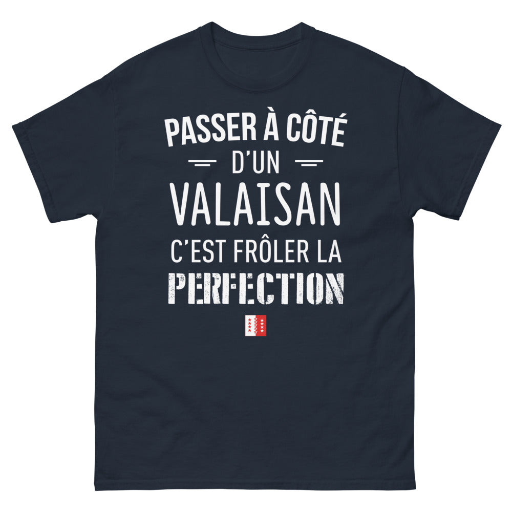 T-shirt Valais marine - Passer à côté d'un Valaisan, c'est frôler la perfection