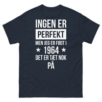 Thumbnail for T-shirt Norvégien marine - Ingen er perfekt, men jeg er fodt i 1964