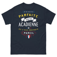Thumbnail for T-shirt Acadienne marine - Je ne suis pas parfaite mais je suis Acadienne