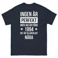 Thumbnail for T-shirt Suède marine - Ingen är perfekt men jag är född 1994