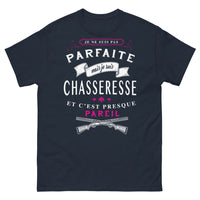 Thumbnail for T-shirt chasseresse bleu marine - Je ne suis pas parfaite mais je suis chasseresse