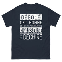 Thumbnail for T-shirt Chasseuse de choc bleu marine - Désolé, cet homme est déjà pris