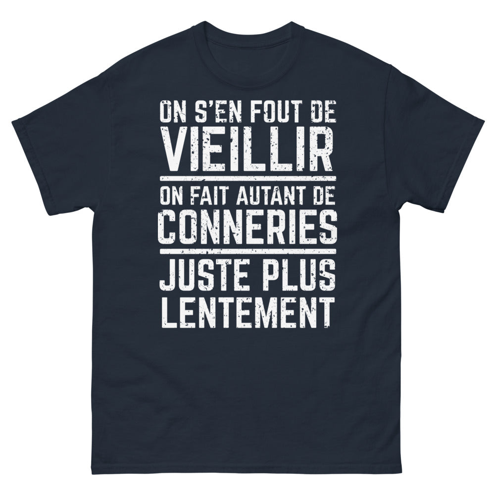 T-shirt humour bleu marine - On s'en fout de vieillir, conneries plus lentement