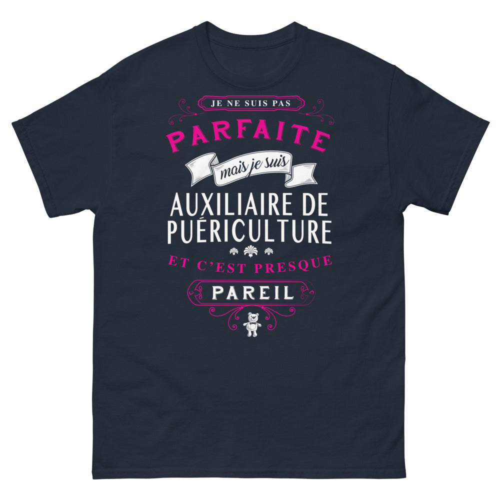 T-shirt auxiliaire de puériculture marine - Je ne suis pas parfaite, c'est presque pareil
