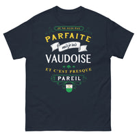 Thumbnail for T-shirt Vaudoise marine - Je ne suis pas parfaite, mais je suis Vaudoise