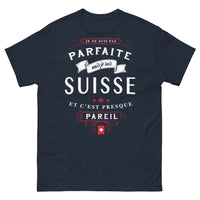 Thumbnail for T-shirt Suisse marine - Je ne suis pas parfaite mais je suis Suisse