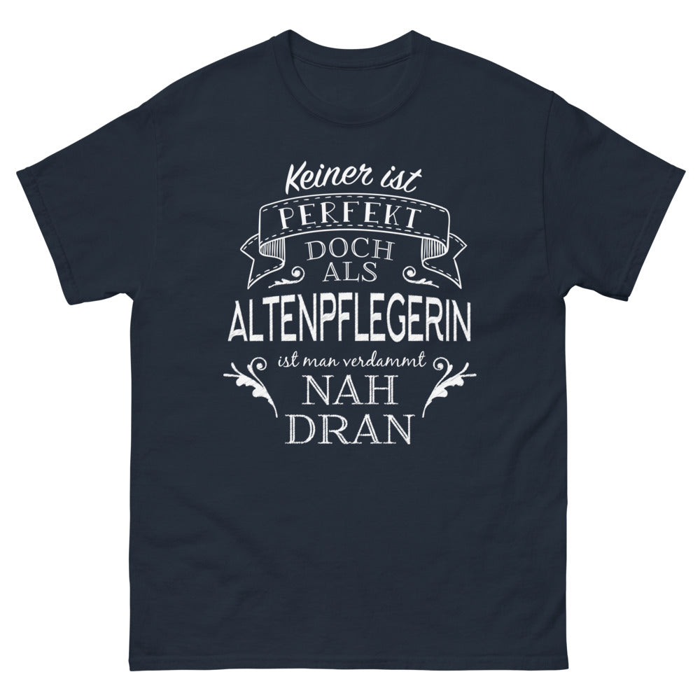 T-shirt Altenpflegerin marine - 'Niemand ist perfekt, aber als Altenpflegerin sind wir verdammt nah dran'