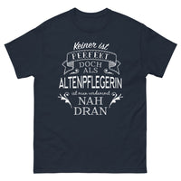 Thumbnail for T-shirt Altenpflegerin marine - 'Niemand ist perfekt, aber als Altenpflegerin sind wir verdammt nah dran'