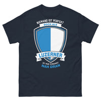 Thumbnail for T-shirt Luzerner marine - Niemand ist perfekt, doch als Luzerner ist man verdammt nah dran