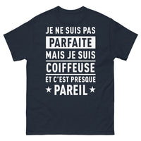 Thumbnail for T-shirt Coiffeuse marine - presque parfaite