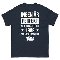 Thumbnail for T-shirt Héritage suédois marine - Aucun n'est parfait, né en 1989
