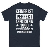 Thumbnail for T-Shirt 'Keiner ist perfekt, aber ich bin 1990 geboren' - Das perfekte Geschenk