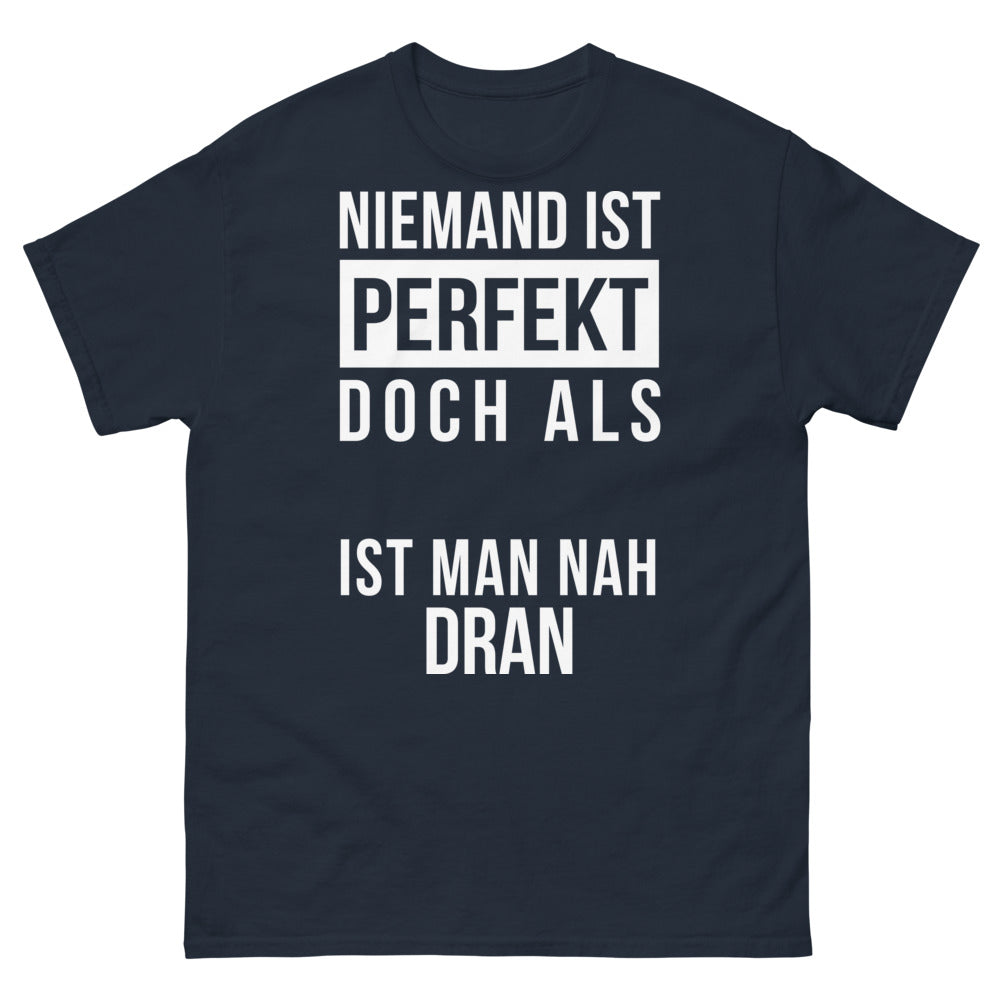 T‑Shirt – Niemand ist perfekt, doch als Deutscher ist man nah dran