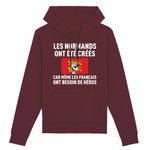 Les Normands ont été créés car les Français ont besoin de héros - Sweat à capuche coton bio 100 % - imprimé FR - Ici & Là - T-shirts & Souvenirs de chez toi