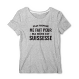 Plus rien ne me fait peur ma mère est Suissesse - T-shirt femme - impression FR - Ici & Là - T-shirts & Souvenirs de chez toi