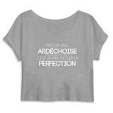 Frôler une Ardéchoise, c'est un peu frôler la perfection - T-shirt crop top femme coton bio - imprimé dans le midi - Ici & Là - T-shirts & Souvenirs de chez toi