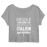 Désolé cette fille est déjà prise par un Italien qui déchire - T-shirt crop coton bio - impression FR - Ici & Là - T-shirts & Souvenirs de chez toi