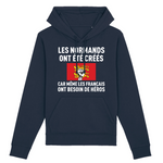 Les Normands ont été créés car les Français ont besoin de héros - Sweat à capuche coton bio 100 % - imprimé FR - Ici & Là - T-shirts & Souvenirs de chez toi