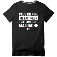 Thumbnail for Plus rien ne me fait peur ma femme est Malgache - T-shirt standard - impression FR - Ici & Là - T-shirts & Souvenirs de chez toi