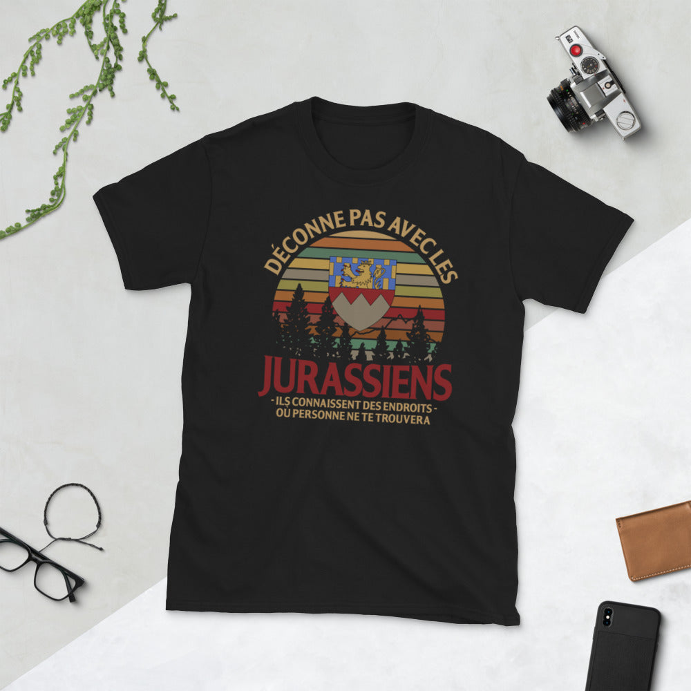 Déconne pas avec les Jurassiens - T-shirt Standard - Ici & Là - T-shirts & Souvenirs de chez toi