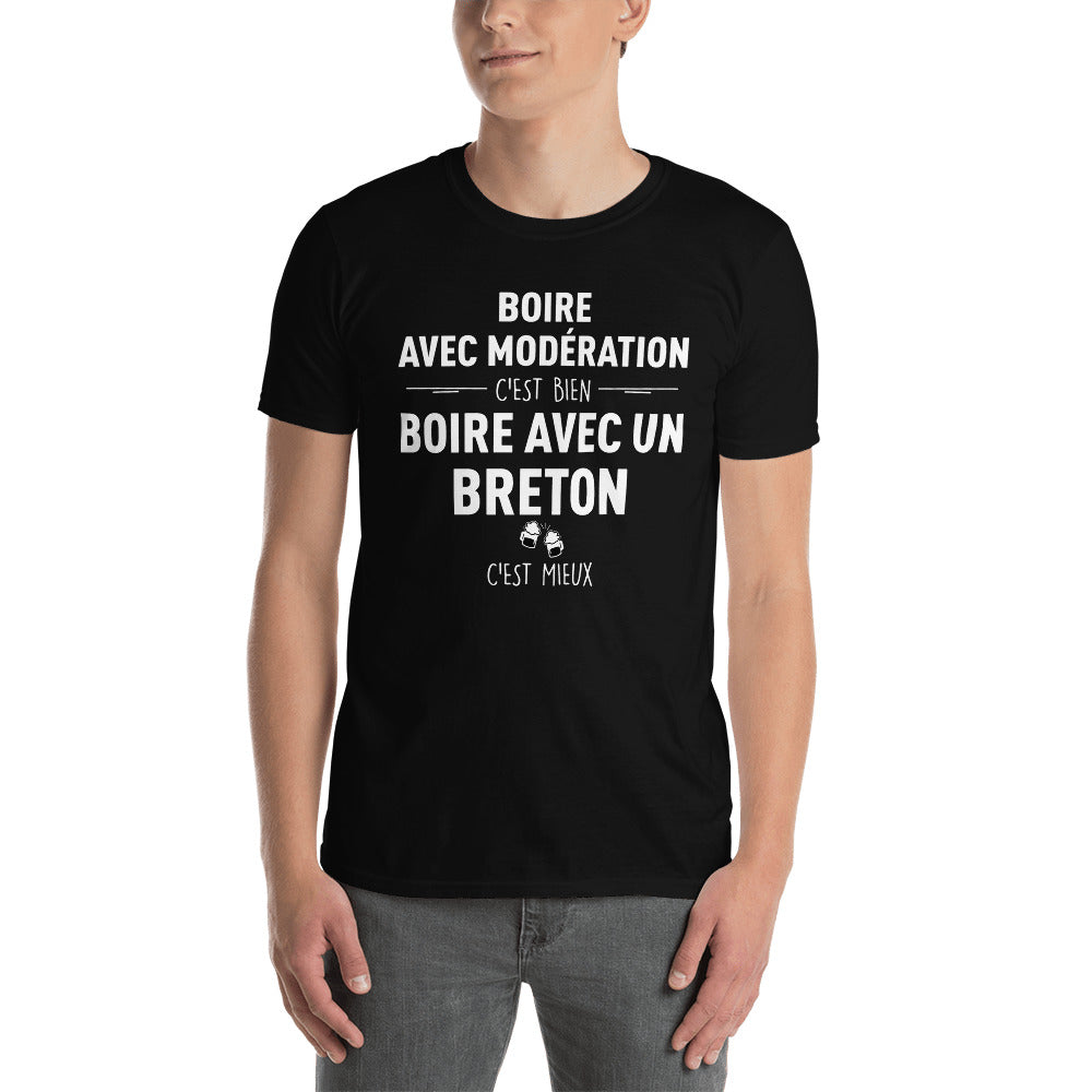 Boire avec un breton c'est mieux - Modération - T-shirt Standard - Ici & Là - T-shirts & Souvenirs de chez toi