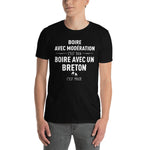 Boire avec un breton c'est mieux - Modération - T-shirt Standard - Ici & Là - T-shirts & Souvenirs de chez toi