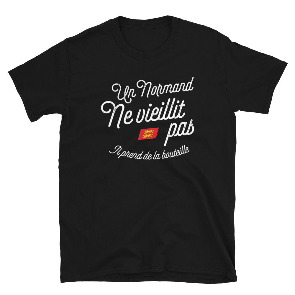 Un Normand prend de la bouteille - T-shirt Standard - Ici & Là - T-shirts & Souvenirs de chez toi