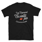 Un Normand prend de la bouteille - T-shirt Standard - Ici & Là - T-shirts & Souvenirs de chez toi